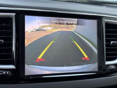 Used 2024 Chrysler Pacifica Touring-L FWD image 4