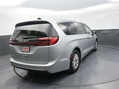 Used 2024 Chrysler Pacifica Touring-L image 7