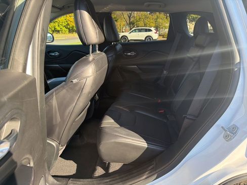 Used 2019 Jeep Cherokee Limited image 11