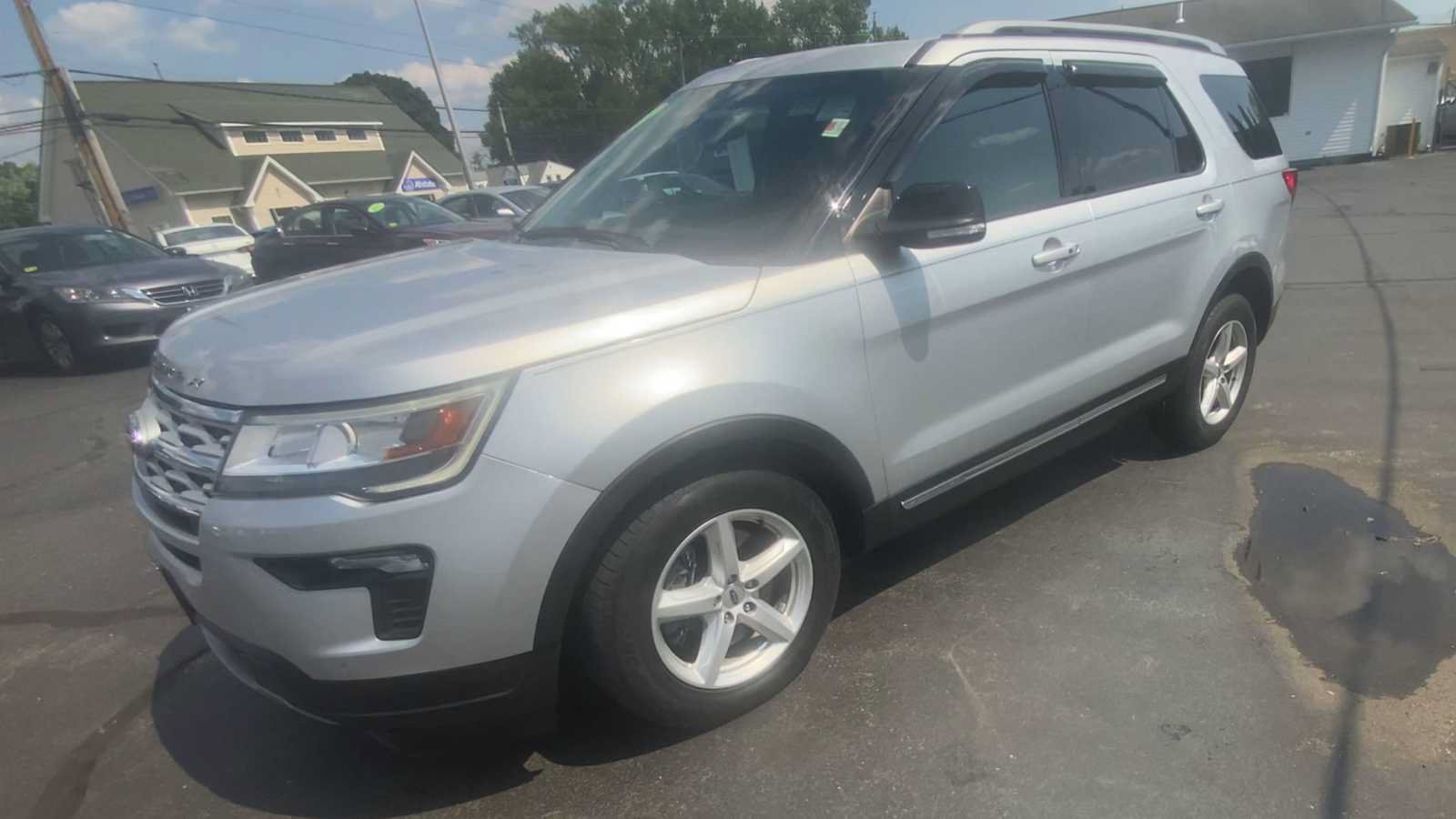 Used 2018 Ford Explorer XLT w/ Equipment Group 201A FWD image 4