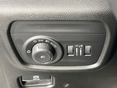 Used 2023 Jeep Grand Cherokee Limited w/ Black Appearance Package AWD/4WD image 10