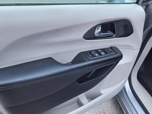 Used 2020 Chrysler Pacifica Touring-L FWD image 9