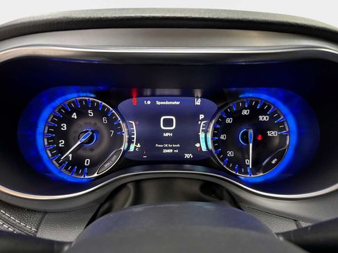 Used 2025 Chrysler Pacifica Limited FWD image 10
