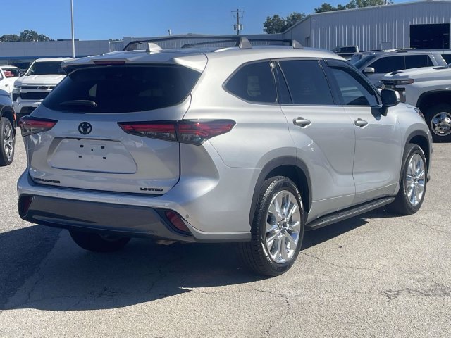 Used 2023 Toyota Highlander Limited FWD image 3
