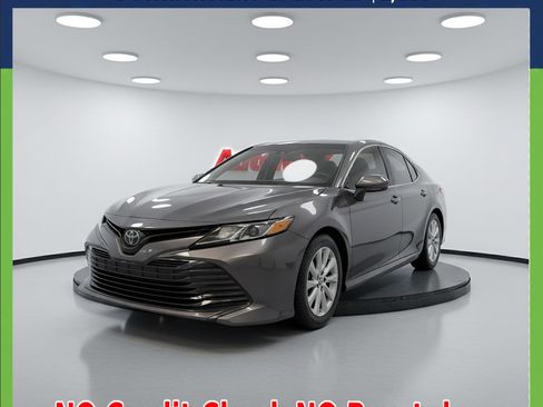 Used 2018 Toyota Camry LE image 3