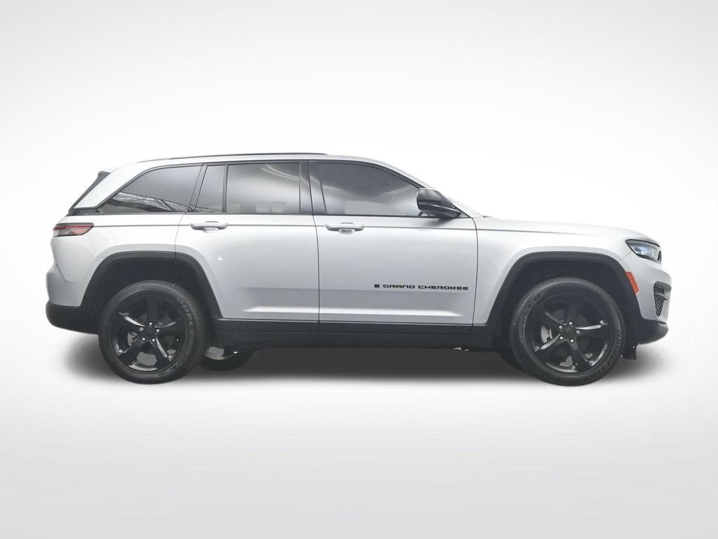 Used 2024 Jeep Grand Cherokee Altitude RWD image 44