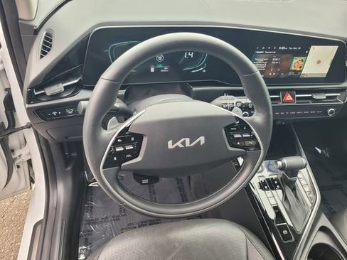 Used 2023 Kia Niro SX image 30