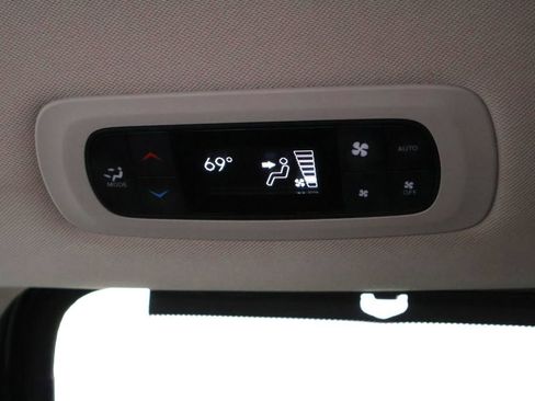Used 2024 Chrysler Pacifica Touring-L FWD image 28