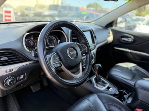 Used 2016 Jeep Cherokee Limited image 12