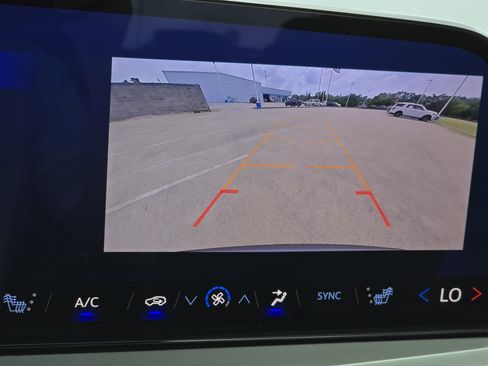 Used 2025 Chevrolet Traverse LT FWD image 20