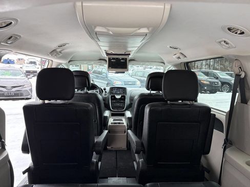 Used 2013 Chrysler Town & Country Touring image 9