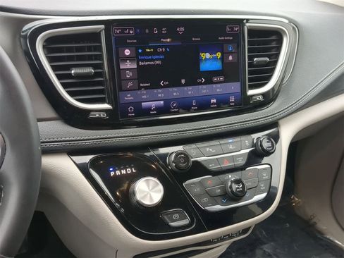 Used 2023 Chrysler Pacifica Touring-L image 27