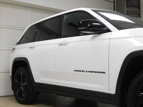 Used 2023 Jeep Grand Cherokee Altitude AWD/4WD image 11