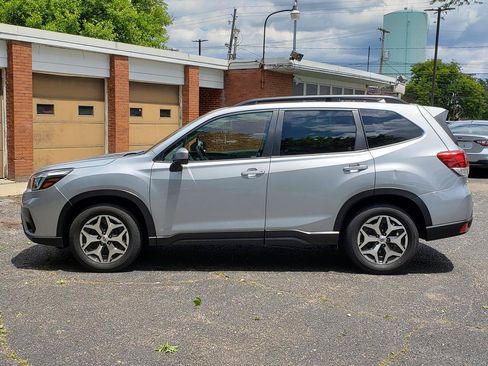 Used 2021 Subaru Forester Premium AWD/4WD image 2