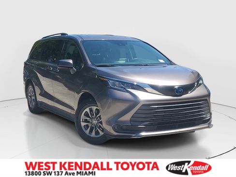 Used 2021 Toyota Sienna LE w/ LE Plus Package FWD image 1