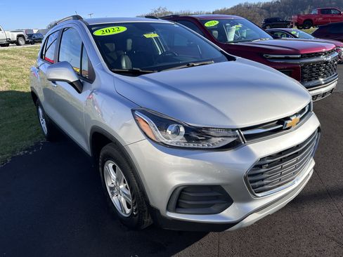 Used 2022 Chevrolet Trax LT w/ LT Convenience Package image 2