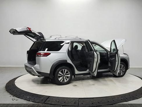 Used 2025 Nissan Pathfinder SL FWD image 15