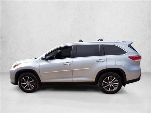 Used 2019 Toyota Highlander XLE AWD/4WD image 2