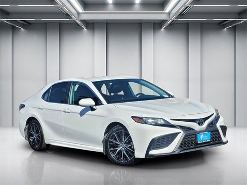 Used 2024 Toyota Camry SE image 1