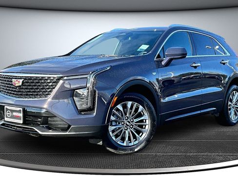 Used 2024 Cadillac XT4 Premium Luxury image 3