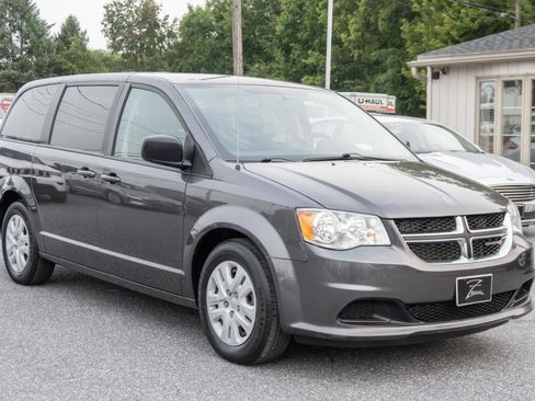 Used 2018 Dodge Grand Caravan SE w/ UConnect Hands-Free Group FWD image 2