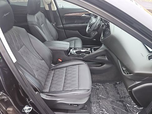 Used 2023 Buick Envision Avenir image 32