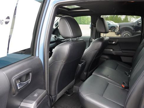 Used 2019 Toyota Tacoma TRD Off-Road AWD/4WD image 16
