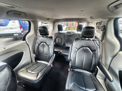 Used 2022 Chrysler Pacifica Touring-L FWD image 17
