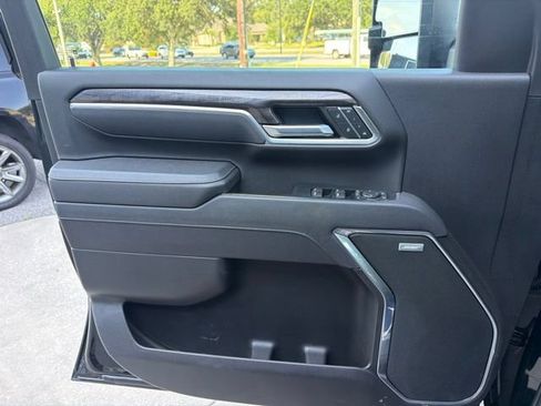 Used 2025 Chevrolet Silverado 2500 LTZ w/ LTZ Convenience Package AWD/4WD image 10