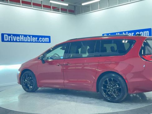 Used 2025 Chrysler Pacifica Limited image 8