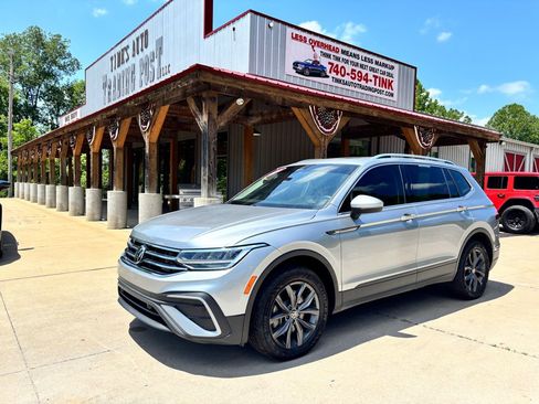 Used 2022 Volkswagen Tiguan SE AWD/4WD image 1