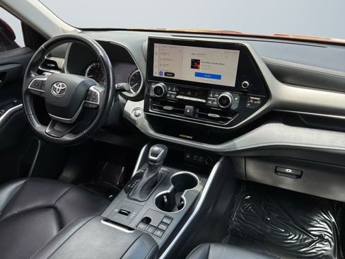 Used 2023 Toyota Highlander XLE FWD image 14