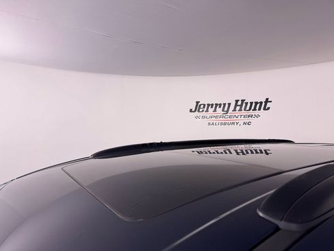 Used 2025 Chrysler Pacifica Limited image 6