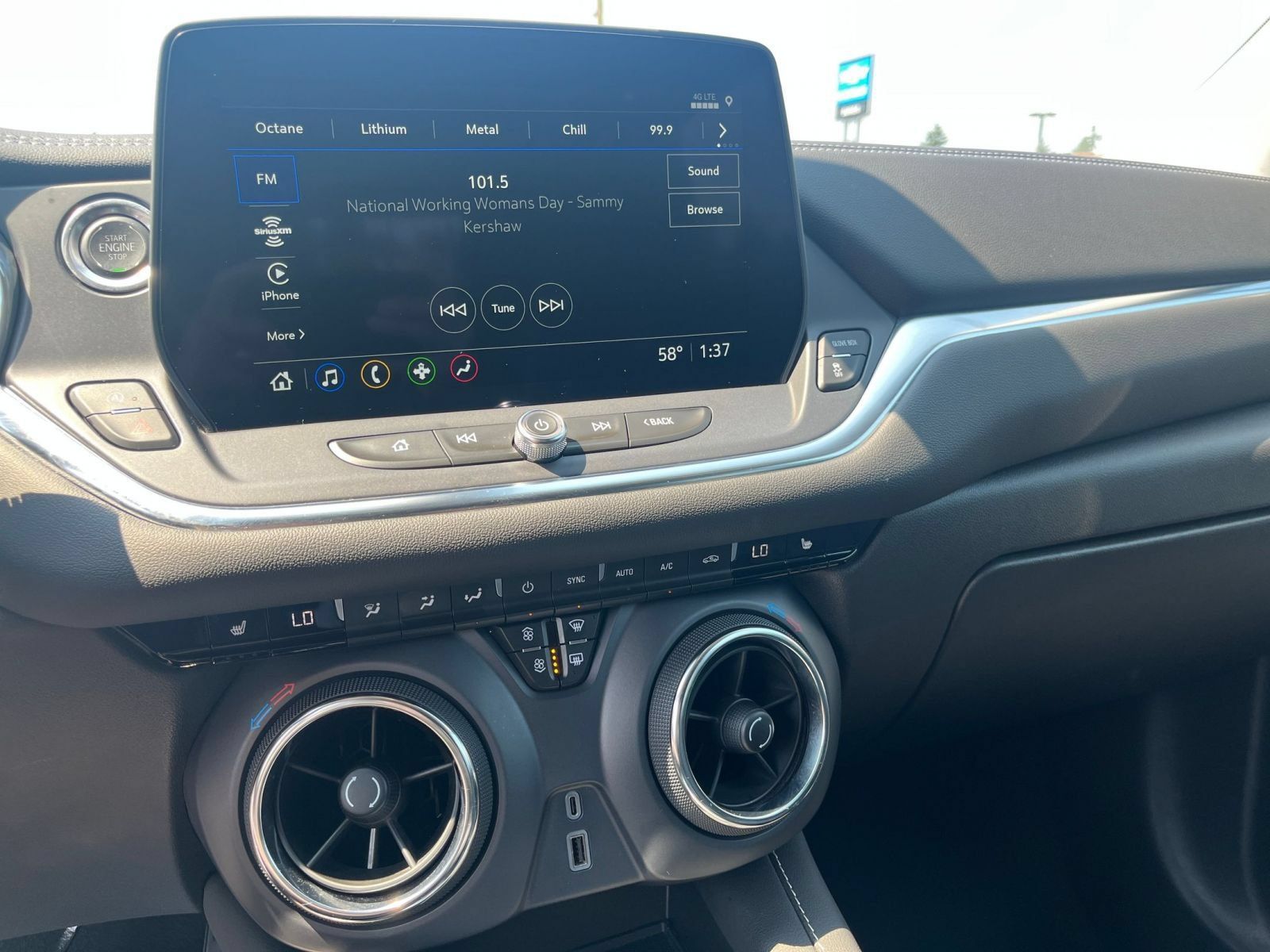Used 2025 Chevrolet Blazer LT FWD image 19