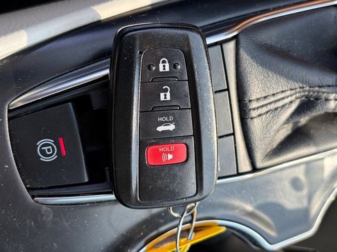 Used 2019 Toyota Camry XLE FWD image 12