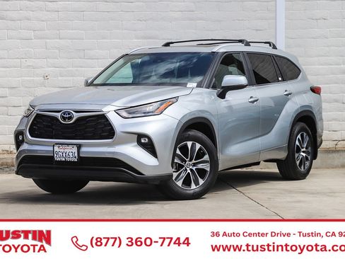 Used 2023 Toyota Highlander XLE FWD image 1