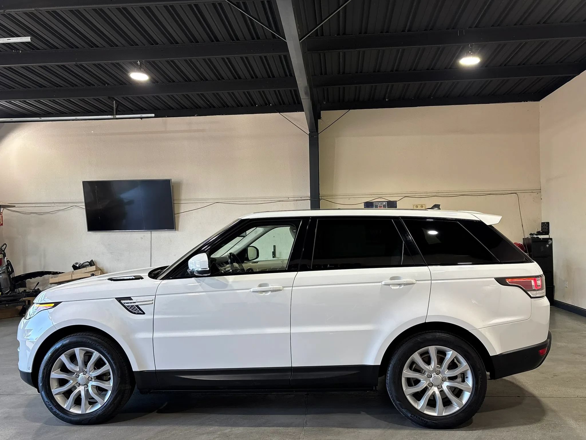 Used 2016 Land Rover Range Rover Sport HSE AWD/4WD image 9