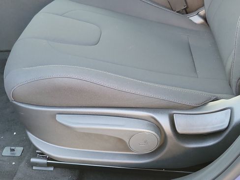 New 2025 Hyundai Elantra SEL image 14