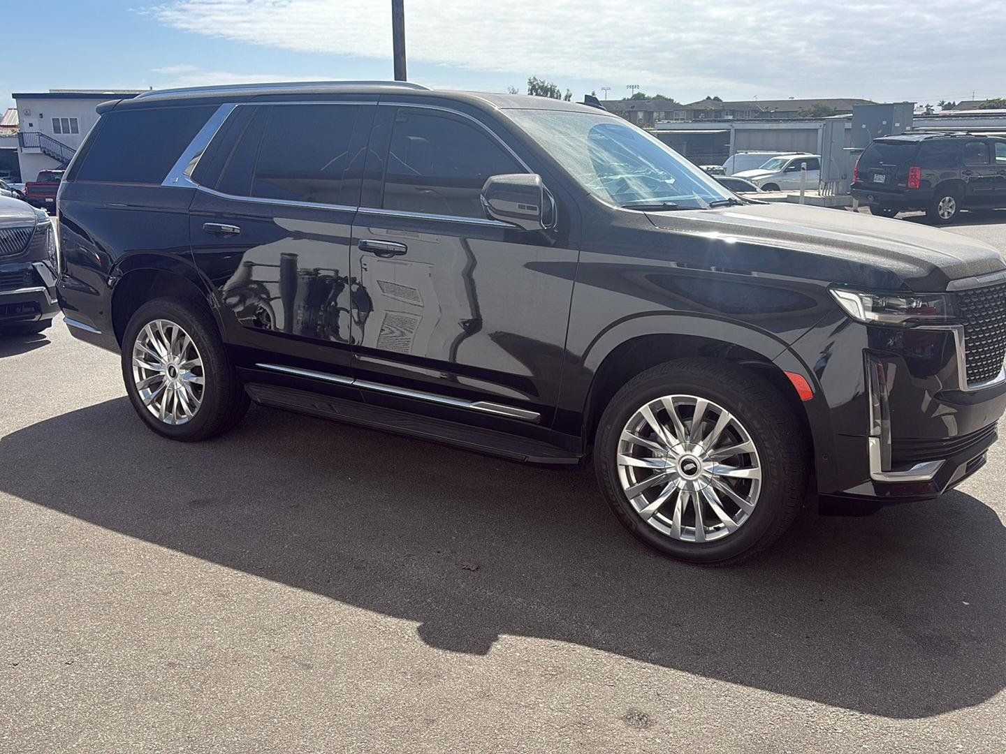 Used 2023 Cadillac Escalade Premium Luxury AWD/4WD image 2