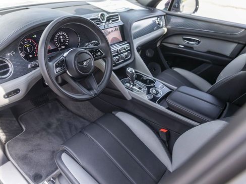 Certified 2025 Bentley Bentayga AWD/4WD image 28