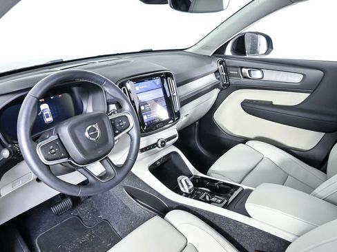 Certified 2025 Volvo XC40 B5 Plus image 6