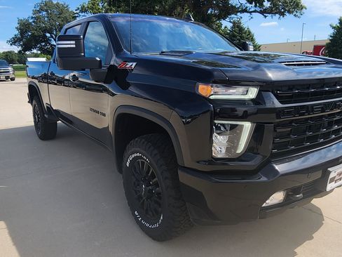 Used 2022 Chevrolet Silverado 2500 LT w/ Midnight Edition AWD/4WD image 3