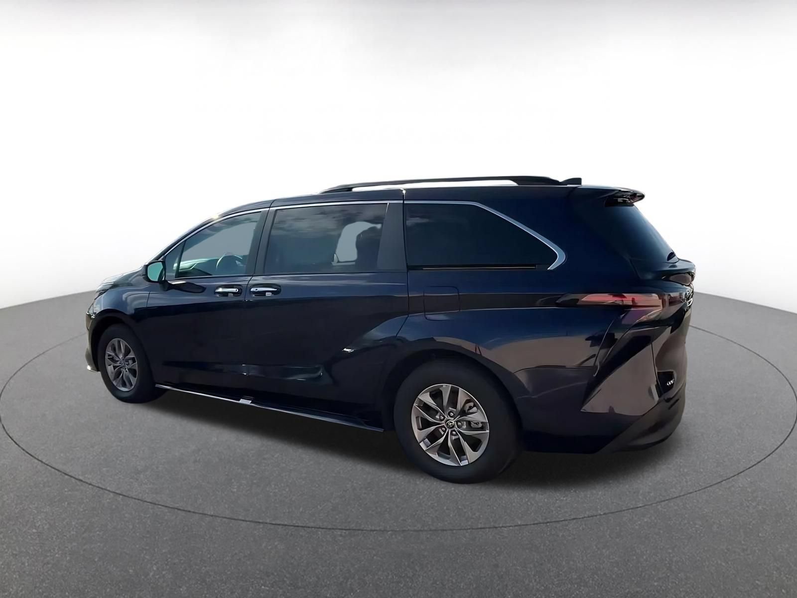 Used 2025 Toyota Sienna XLE FWD image 9