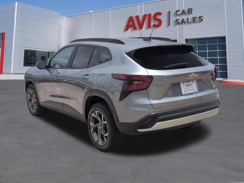 Used 2025 Chevrolet Trax LT w/ LT Convenience Package FWD image 9