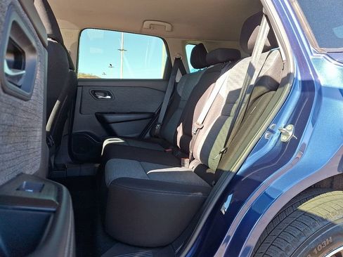 Used 2023 Nissan Rogue SV image 10