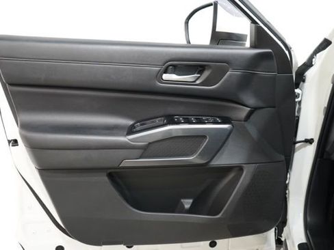 Used 2024 Nissan Pathfinder SL image 18