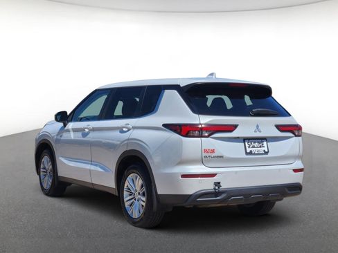 Used 2023 Mitsubishi Outlander ES FWD image 4