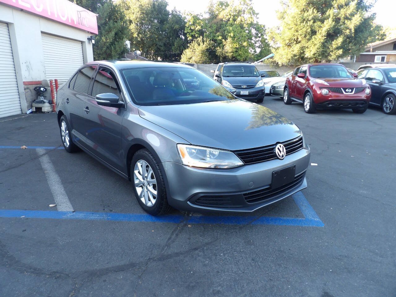 Used 2011 Volkswagen Jetta SE FWD image 2
