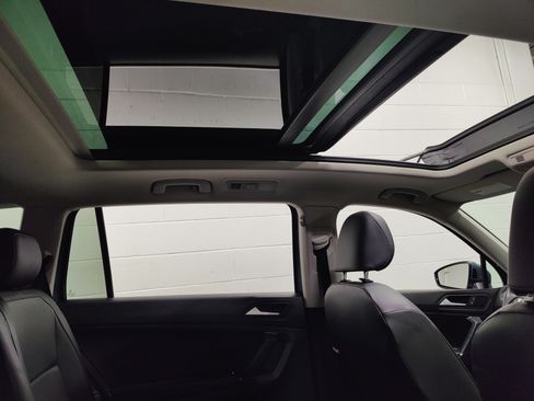 Used 2020 Volkswagen Tiguan SE w/ Panoramic Sunroof Package AWD/4WD image 7