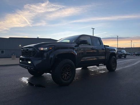 Used 2025 Toyota Tacoma TRD Sport w/ TRD Sport Premium Package image 3